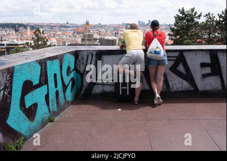 Prag, Tschechische Republik. 06.. Juni 2022. Touristen stehen im Letna Park und schauen sich die Altstadt von Prag an. Quelle: Sebastian Kahnert/dpa/Alamy Live News Stockfoto