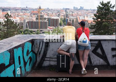 Prag, Tschechische Republik. 06.. Juni 2022. Touristen stehen im Letna Park und schauen sich die Altstadt von Prag an. Quelle: Sebastian Kahnert/dpa/Alamy Live News Stockfoto