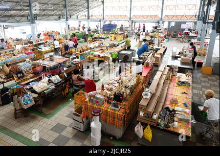 Fort De France, Frankreich. 28. April 2022. Händler stehen an ihren Ständen in der Markthalle des Grand Marche Couvert. Quelle: Sebastian Kahnert/dpa/Alamy Live News Stockfoto