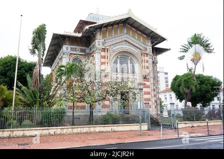 Fort De France, Frankreich. 28. April 2022. Palmen umgeben die Schoelcher Library. Quelle: Sebastian Kahnert/dpa/Alamy Live News Stockfoto