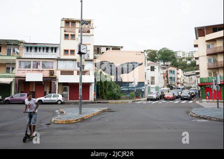 Fort De France, Frankreich. 28. April 2022. Autos werden an einer Kreuzung geparkt. Quelle: Sebastian Kahnert/dpa/Alamy Live News Stockfoto