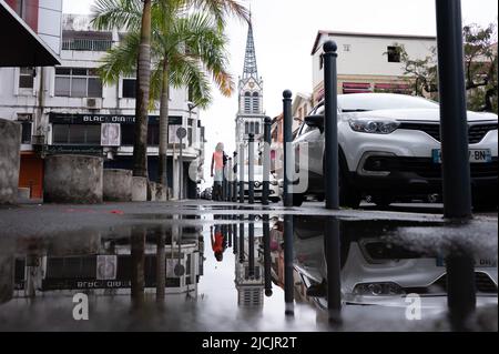 Fort De France, Frankreich. 28. April 2022. Die Kathedrale von Saint-Louis de Fort-de-France spiegelt sich in einer Pfütze wider. Quelle: Sebastian Kahnert/dpa/Alamy Live News Stockfoto