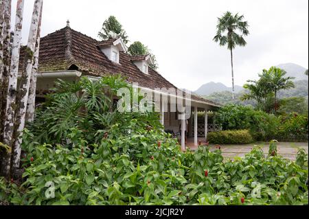 Fort De France, Frankreich. 30. April 2022. Ein kreolisches Haus im botanischen Garten Jardin de Balata. Quelle: Sebastian Kahnert/dpa/Alamy Live News Stockfoto