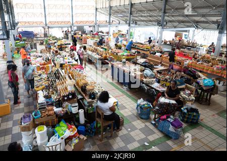 Fort De France, Frankreich. 28. April 2022. Händler stehen an ihren Ständen in der Markthalle des Grand Marche Couvert. Quelle: Sebastian Kahnert/dpa/Alamy Live News Stockfoto