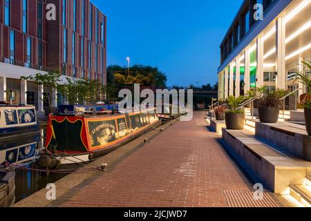 Kanalboote auf dem Oxford-Kanal in Banbury im Morgengrauen. Castle Quay Waterfront. Banbury, Oxfordshire, England Stockfoto