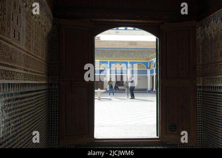 MARRAKESCH, MAROKKO – 17. NOVEMBER 2018 der große Innenhof des Bahia-Palastes durch eine offene Tür gesehen Stockfoto