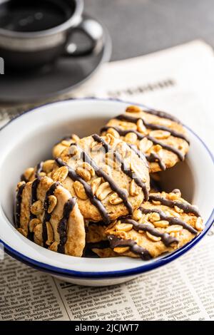 Chip-Kekse mit Erdnüssen und Schokoladenstreifen in einer Schüssel. Stockfoto