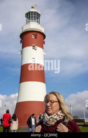 PLYMOUTH, DEVON, Großbritannien - 16. OKTOBER 2021 Touristen am Smeaton's Tower Lighthouse Stockfoto