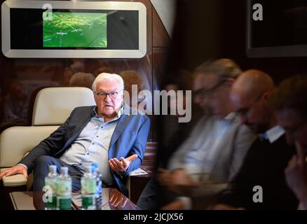 Singapur, Singapur. 14.. Juni 2022. Bundespräsident Frank-Walter Steinmeier spricht mit Journalisten, die mit ihm auf dem Flug von Berlin nach Singapur reisen. Präsident Steinmeier ist zu einem zweitägigen Besuch in Singapur. Danach wird er weiter nach Indonesien reisen. Quelle: Bernd von Jutrczenka/dpa/Alamy Live News Stockfoto