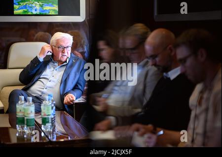 Singapur, Singapur. 14.. Juni 2022. Bundespräsident Frank-Walter Steinmeier spricht mit Journalisten, die mit ihm auf dem Flug von Berlin nach Singapur reisen. Präsident Steinmeier ist zu einem zweitägigen Besuch in Singapur. Danach wird er weiter nach Indonesien reisen. Quelle: Bernd von Jutrczenka/dpa/Alamy Live News Stockfoto