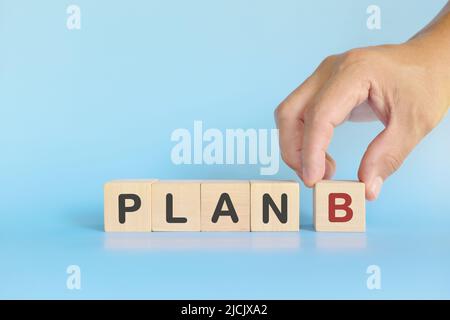 Plan B oder Backup- und Verfügbarkeitsplan im Geschäftskonzept. Holzblöcke auf blauem Hintergrund. Stockfoto