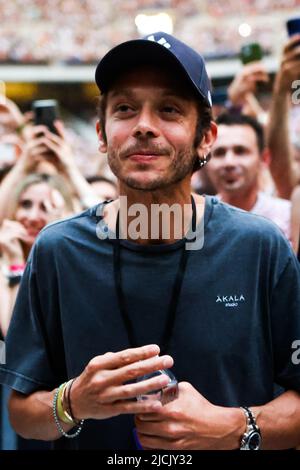 Valentino Rossi und Francesco Sofia Novello sind am 13 2022. Juni beim Konzert von Cesare Cremonini im Stadio Giuseppe Meazza in San Siro in Mailand zu sehen. Stockfoto