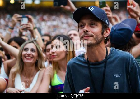 Valentino Rossi und Francesco Sofia Novello sind am 13 2022. Juni beim Konzert von Cesare Cremonini im Stadio Giuseppe Meazza in San Siro in Mailand zu sehen. Stockfoto