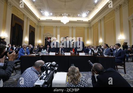 Washington, DC, USA, 13. Juni 2022. Der republikanische Wahlrechtsanwalt Ben Ginsberg, der ehemalige US-Staatsanwalt Bjay Pak, der als ehemaliger Präsident Trump zurückgetreten war, versuchte, die Wahlergebnisse Georgiens zu stürzen, Und Al Schmidt, der einzige Republikaner im Wahlausschuss von Philadelphia 2020, ist geschworen, während der zweiten öffentlichen Anhörung des US House Select Committee zur Untersuchung des Angriffs auf das US-Kapitol vom 6. Januar auf dem Capitol Hill in Washington, USA, am 13. Juni 2022, Aussagen zu machen. Foto von Jonathan Ernst/Pool/ABACAPRESS.COM Stockfoto