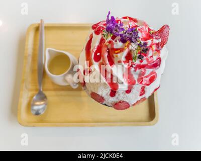 Rasiert Eis oder Erdbeere bingsu frische Milch Geschmack Stockfoto