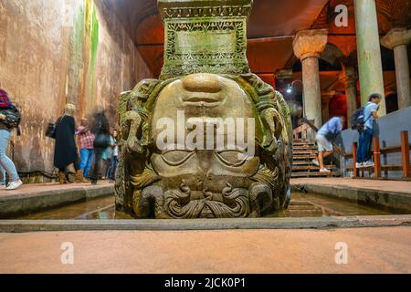 Die Säule mit invertierter Medusa-Kopfbasis in der Basilica-Zisterne in Istanbul, Türkei Stockfoto