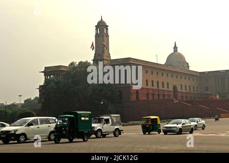 Verkehr auf dem Rajpath Boulevard im Hintergrund des indischen Sekretariatsgebäudes auf dem Raisina Hill in Neu-Delhi, Delhi, Indien. Stockfoto