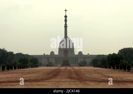 Die Jaipur-Säule im Innenhof mit Rashtrapati Bhavan, der offiziellen Residenz des indischen Präsidenten, befindet sich im Hintergrund in Neu-Delhi, Delhi, Indien. Stockfoto