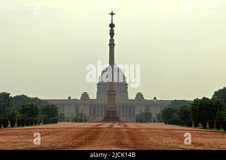 Die Jaipur-Säule im Innenhof mit Rashtrapati Bhavan, der offiziellen Residenz des indischen Präsidenten, befindet sich im Hintergrund in Neu-Delhi, Delhi, Indien. Stockfoto