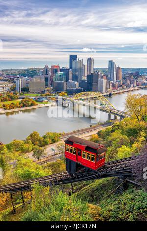 Blick auf die Innenstadt von Pittsburgh vom Gipfel des Duquesne Incline, Mount Washington, in Pittsburgh, Pennsylvania USA Stockfoto