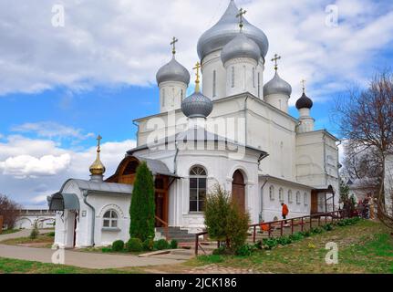 Pereslawl-Zalessky, Region Jaroslawl, Russland, 05.03.2022. Im Nikitski orthodoxen Kloster. Christliche Kathedrale und Kapelle, russische Architektur Stockfoto