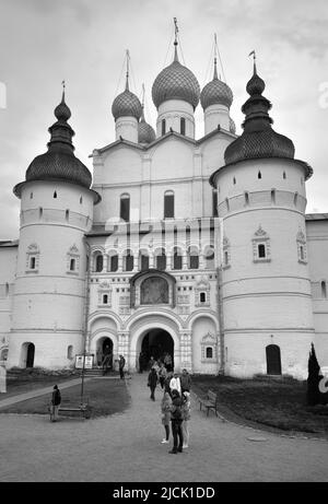 Rostow, Region Jaroslawl, Russland, 05.04.2022. Der weiße Stein Rostow Kreml. Festungstore an der Auferstehungskirche, russische Architektur o Stockfoto