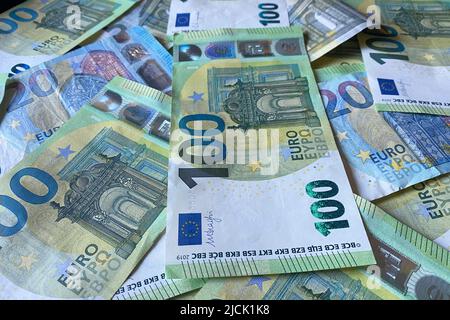 München, Deutschland. 14.. Juni 2022. Themenbild, Symbolfoto: Geld sparen. Euro, Sparer, Geld, Bargeld, Rechnung, Rechnungen. Euro-Banknoten Kredit: dpa/Alamy Live News Stockfoto