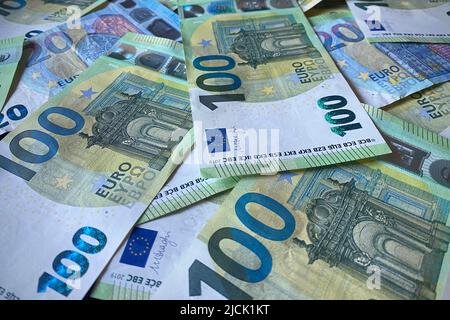 München, Deutschland. 14.. Juni 2022. Themenbild, Symbolfoto: Geld sparen. Euro, Sparer, Geld, Bargeld, Rechnung, Rechnungen. Euro-Banknoten Kredit: dpa/Alamy Live News Stockfoto