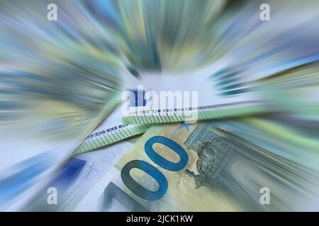 München, Deutschland. 14.. Juni 2022. Themenbild, Symbolfoto: Geld sparen. Euro, Sparer, Geld, Bargeld, Rechnung, Rechnungen. Euro-Banknoten Kredit: dpa/Alamy Live News Stockfoto