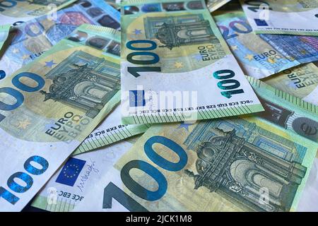 München, Deutschland. 14.. Juni 2022. Themenbild, Symbolfoto: Geld sparen. Euro, Sparer, Geld, Bargeld, Rechnung, Rechnungen. Euro-Banknoten Kredit: dpa/Alamy Live News Stockfoto