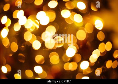 Nahaufnahme des Weihnachtsbaums verschwommener Hintergrund mit Bokeh-Lichtern Stockfoto