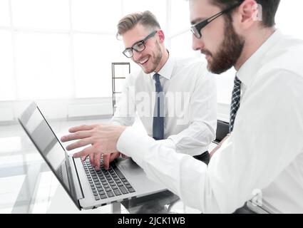 Lächelnd Mitarbeiter am Schreibtisch im Büro Stockfoto