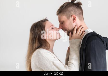 Junges Paar von Liebenden küssen auf weißem Hintergrund Stockfoto
