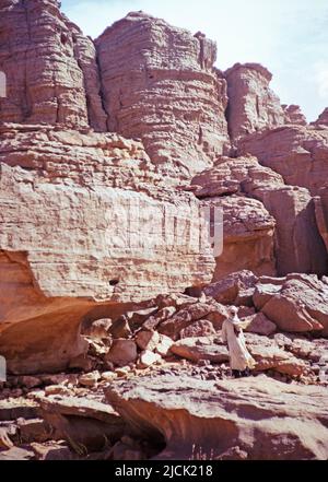 Taureq Guide steht am Höhleneingang, Tassili-Hochebene, Algerien, Nordafrika 1973 Tassili N'Ajjer National Park Stockfoto