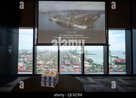 Singapur, Singapur. 14.. Juni 2022. Am Hauptsitz des Hafenbetreibers Port of Singapore Authority (PSA) steht Wasser vor dem Besuch von Präsident Steinmeier zur Verfügung. Präsident Steinmeier ist zu einem zweitägigen Besuch in Singapur. Danach wird er weiter nach Indonesien reisen. Quelle: Bernd von Jutrczenka/dpa/Alamy Live News Stockfoto