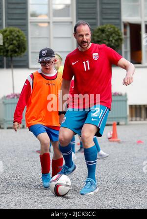 Asker, Norwegen, 13. Juni 2022. Crown Prince Haakon während eines Freundschaftsspiel im Fußball zwischen dem Team Skaugum und Vivil im Skaugum Stadium in Asker, Norwegen, am 13. Juni 2022. Foto von Marius Gulliksrud/Stella Pictures/ABACAPRESS.COM Stockfoto