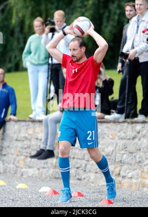 Asker, Norwegen, 13. Juni 2022. Crown Prince Haakon während eines Freundschaftsspiel im Fußball zwischen dem Team Skaugum und Vivil im Skaugum Stadium in Asker, Norwegen, am 13. Juni 2022. Foto von Marius Gulliksrud/Stella Pictures/ABACAPRESS.COM Stockfoto