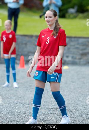 Asker, Norwegen, 13. Juni 2022. Prinzessin Ingrid Alexandra bei einem Freundschaftsspiel im Fußball zwischen dem Team Skaugum und Vivil im Skaugum Stadium in Asker, Norwegen, am 13. Juni 2022. Foto von Marius Gulliksrud/Stella Pictures/ABACAPRESS.COM Stockfoto