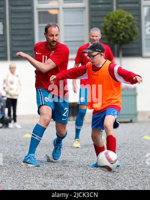 Asker, Norwegen, 13. Juni 2022. Crown Prince Haakon während eines Freundschaftsspiel im Fußball zwischen dem Team Skaugum und Vivil im Skaugum Stadium in Asker, Norwegen, am 13. Juni 2022. Foto von Marius Gulliksrud/Stella Pictures/ABACAPRESS.COM Stockfoto