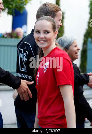 Asker, Norwegen, 13. Juni 2022. Prinzessin Ingrid Alexandra bei einem Freundschaftsspiel im Fußball zwischen dem Team Skaugum und Vivil im Skaugum Stadium in Asker, Norwegen, am 13. Juni 2022. Foto von Marius Gulliksrud/Stella Pictures/ABACAPRESS.COM Stockfoto