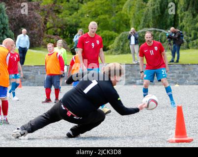 Asker, Norwegen, 13. Juni 2022. Crown Prince Haakon während eines Freundschaftsspiel im Fußball zwischen dem Team Skaugum und Vivil im Skaugum Stadium in Asker, Norwegen, am 13. Juni 2022. Foto von Marius Gulliksrud/Stella Pictures/ABACAPRESS.COM Stockfoto