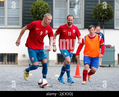 Asker, Norwegen, 13. Juni 2022. Crown Prince Haakon während eines Freundschaftsspiel im Fußball zwischen dem Team Skaugum und Vivil im Skaugum Stadium in Asker, Norwegen, am 13. Juni 2022. Foto von Marius Gulliksrud/Stella Pictures/ABACAPRESS.COM Stockfoto