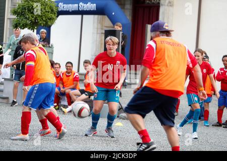 Asker, Norwegen, 13. Juni 2022. Prinz Sverre Magnus bei einem Freundschaftsspiel im Fußball zwischen dem Team Skaugum und Vivil im Skaugum Stadium in Asker, Norwegen, am 13. Juni 2022. Foto von Marius Gulliksrud/Stella Pictures/ABACAPRESS.COM Stockfoto