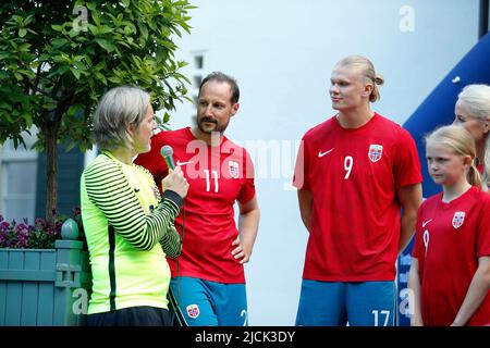 Asker, Norwegen, 13. Juni 2022. Crown Prince Haakon während eines Freundschaftsspiel im Fußball zwischen dem Team Skaugum und Vivil im Skaugum Stadium in Asker, Norwegen, am 13. Juni 2022. Foto von Marius Gulliksrud/Stella Pictures/ABACAPRESS.COM Stockfoto