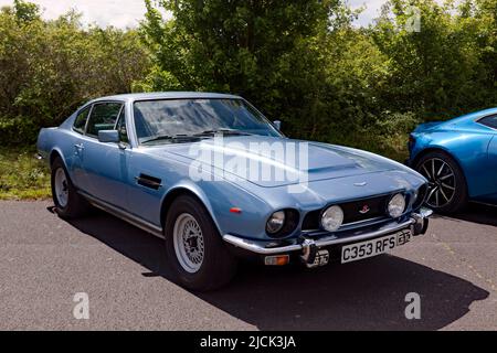 Drei Viertel Vorderansicht eines Blue, 1985, Aston Martin V8 Vantage auf der Deal Classic Car Show 2022 Stockfoto