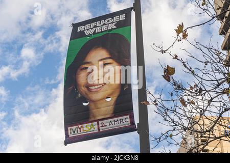 Adelaide Australien, 14. Juni 2022. Im Rahmen der Refugee Week am 19-25. Juni werden auf Transparenten auf dem Victoria Square Adelaide Bilder australischer Flüchtlinge gezeigt. Die Flüchtlingswoche ist ein jährliches Fest, das die Öffentlichkeit über Flüchtlinge informiert und ihre Beiträge feiert. Das Thema 2022 ist Heilung. Kredit. amer Ghazzal/Alamy Live Nachrichten Stockfoto