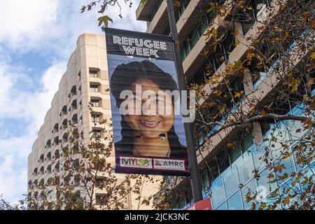 Adelaide Australien, 14. Juni 2022. Im Rahmen der Refugee Week am 19-25. Juni werden auf Transparenten auf dem Victoria Square Adelaide Bilder australischer Flüchtlinge gezeigt. Die Flüchtlingswoche ist ein jährliches Fest, das die Öffentlichkeit über Flüchtlinge informiert und ihre Beiträge feiert. Das Thema 2022 ist Heilung. Kredit. amer Ghazzal/Alamy Live Nachrichten Stockfoto