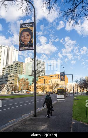 Adelaide Australien, 14. Juni 2022. Im Rahmen der Refugee Week am 19-25. Juni werden auf Transparenten auf dem Victoria Square Adelaide Bilder australischer Flüchtlinge gezeigt. Die Flüchtlingswoche ist ein jährliches Fest, das die Öffentlichkeit über Flüchtlinge informiert und ihre Beiträge feiert. Das Thema 2022 ist Heilung. Kredit. amer Ghazzal/Alamy Live Nachrichten Stockfoto