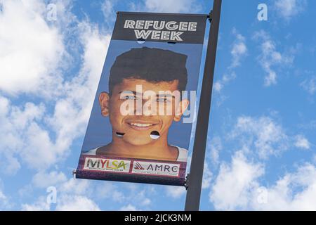 Adelaide Australien, 14. Juni 2022. Im Rahmen der Refugee Week am 19-25. Juni werden auf Transparenten auf dem Victoria Square Adelaide Bilder australischer Flüchtlinge gezeigt. Die Flüchtlingswoche ist ein jährliches Fest, das die Öffentlichkeit über Flüchtlinge informiert und ihre Beiträge feiert. Das Thema 2022 ist Heilung. Kredit. amer Ghazzal/Alamy Live Nachrichten Stockfoto