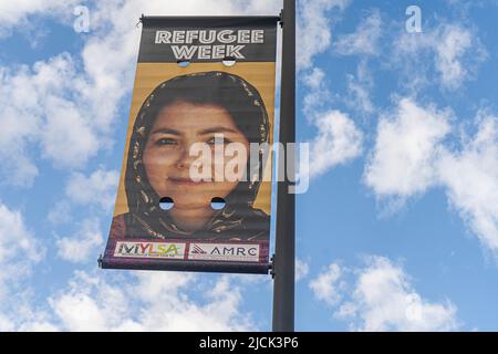 Adelaide Australien, 14. Juni 2022. Im Rahmen der Refugee Week am 19-25. Juni werden auf Transparenten auf dem Victoria Square Adelaide Bilder australischer Flüchtlinge gezeigt. Die Flüchtlingswoche ist ein jährliches Fest, das die Öffentlichkeit über Flüchtlinge informiert und ihre Beiträge feiert. Das Thema 2022 ist Heilung. Kredit. amer Ghazzal/Alamy Live Nachrichten Stockfoto